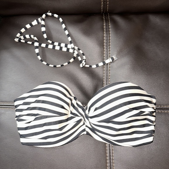 Black and white striped bikini top that can be worn with straps or strapless - Picture 3 of 3